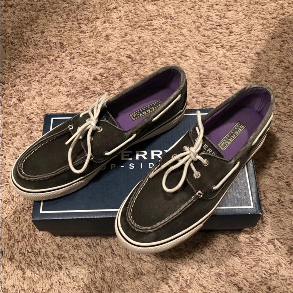 Woman’s black Sperrys size 8